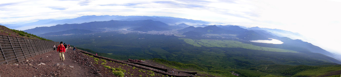 MtFuji-17JUL04-Pan1.jpg (314619 bytes)